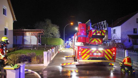 Wohnhausbrand mit hohem Sachschaden: Drei Personen bringen sich in Sicherheit
