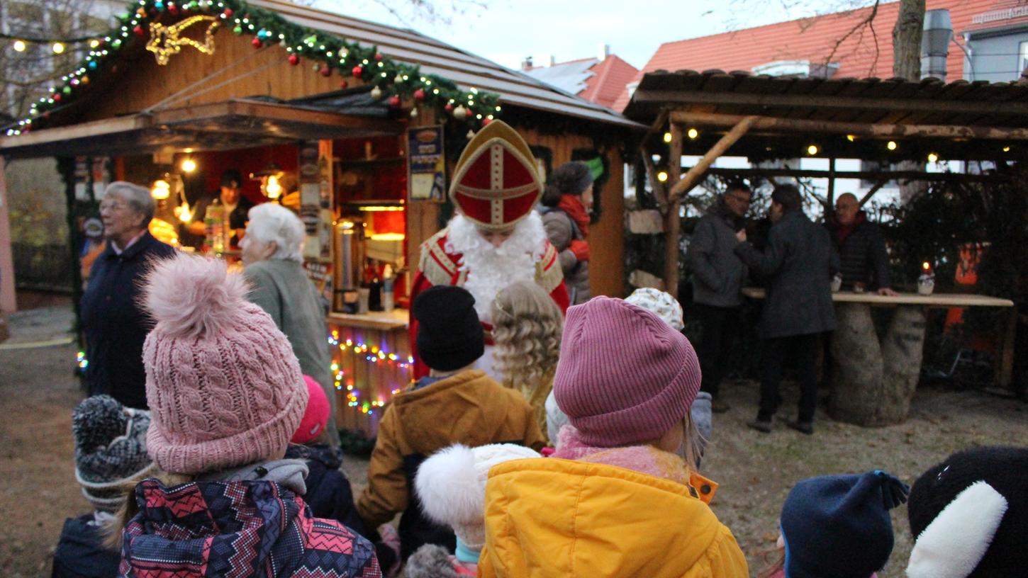 Der Gunzenhäuser Weihnachtsmarkt eröffnet am Donnerstag, 14. Dezember. Mit dabei sind natürlich auch Nikolaus und Christkind. Der Gunzenhäuser Weihnachtsmarkt eröffnet am Donnerstag, 14. Dezember. Mit dabei sind natürlich auch Nikolaus und Christkind.