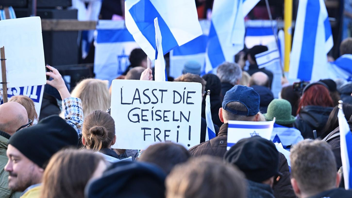 "Lasst die Geiseln frei": Eine Demonstrantin mit einem Transparent auf der Kundgebung "Jüdisches Leben Berlin" für Israel und gegen Antisemitismus. "Lasst die Geiseln frei": Eine Demonstrantin mit einem Transparent auf der Kundgebung "Jüdisches Leben Berlin" für Israel und gegen Antisemitismus.