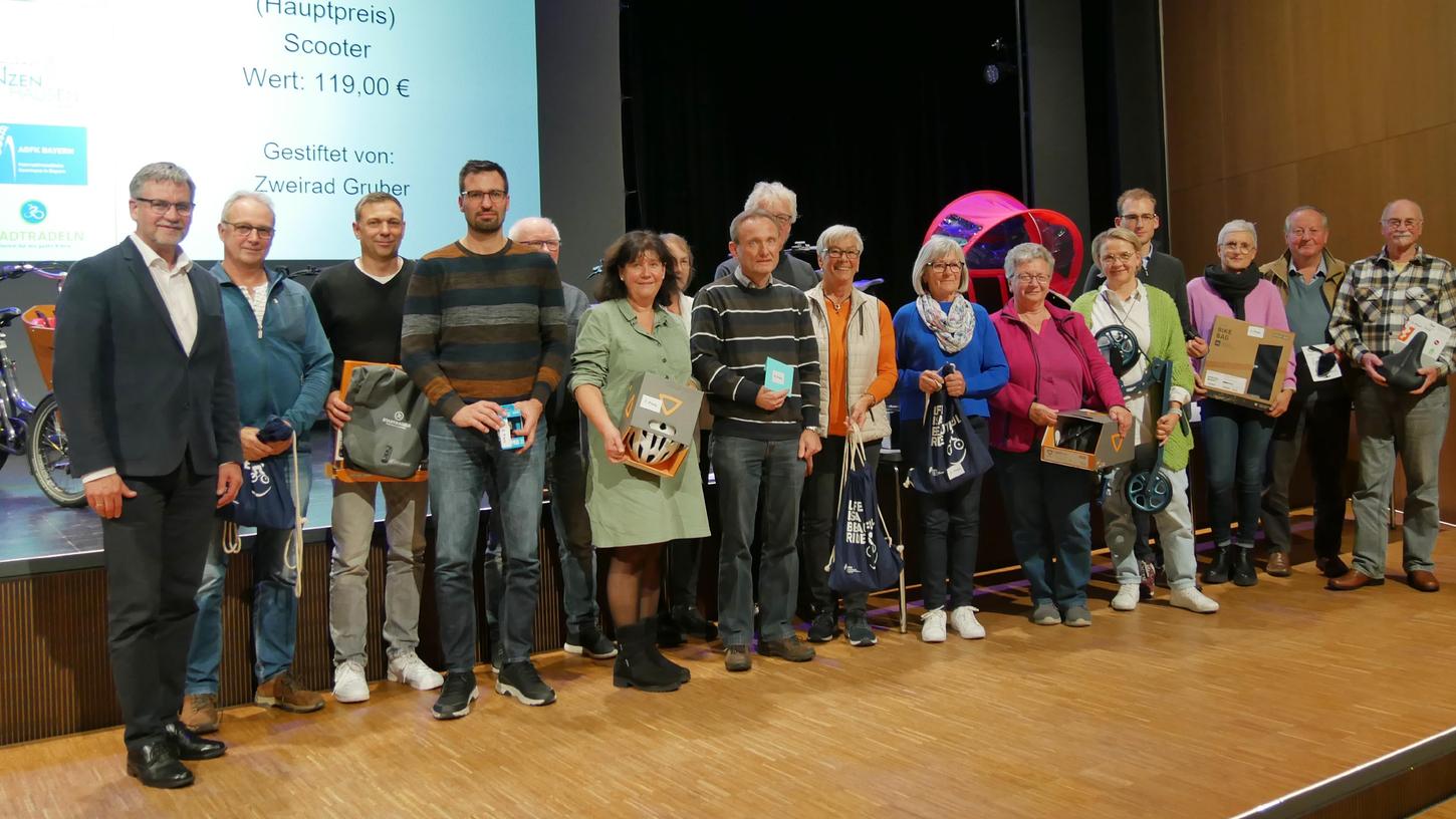 Die Gewinnerinnen und Gewinnern der diesjährigen Stadtradeln-Tombola mit Bürgermeister Karl-Heinz Fitz. Die Gewinnerinnen und Gewinnern der diesjährigen Stadtradeln-Tombola mit Bürgermeister Karl-Heinz Fitz.