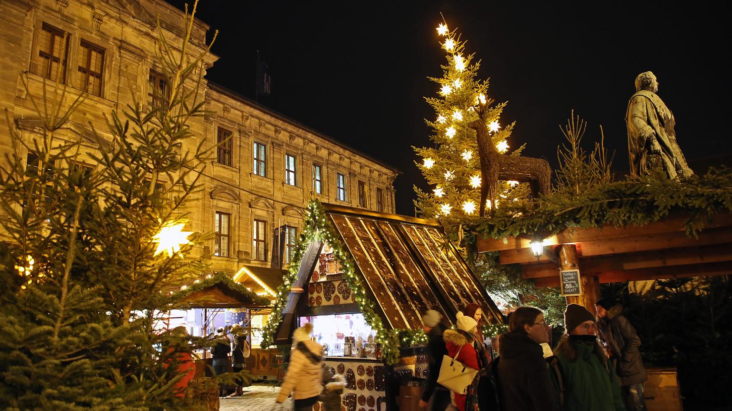 Die Erlanger Waldweihnacht vor dem Schloss wird wie die beiden anderen Innenstadt-Weihnachtsmärkte am Montag, 27. November 2023, eröffnet.