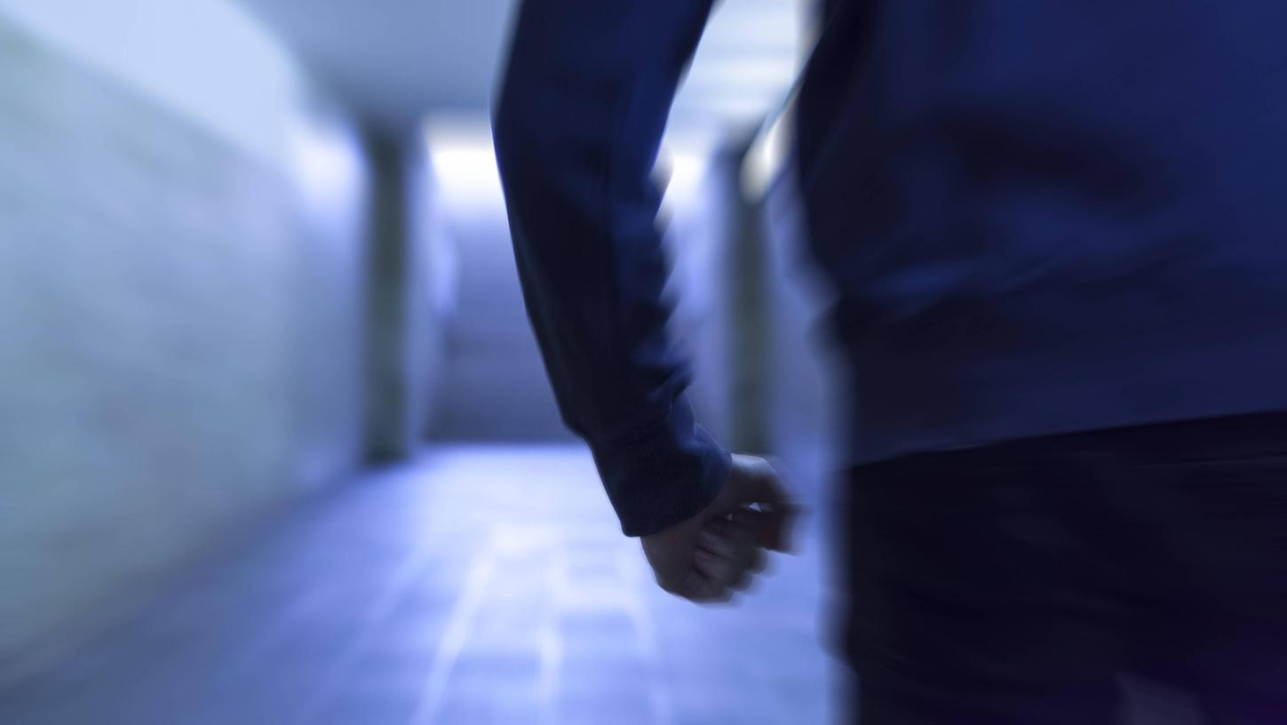 In der Nürnberger Königstorpassage wurde ein junger Mann zum Opfer von Raub und Gewalt (Symbolbild). In der Nürnberger Königstorpassage wurde ein junger Mann zum Opfer von Raub und Gewalt (Symbolbild).