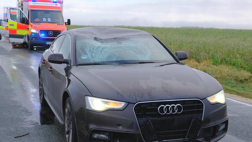 Der Audi stand schwer demoliert mitten auf der Staatsstraße 2227. Der Audi stand schwer demoliert mitten auf der Staatsstraße 2227.