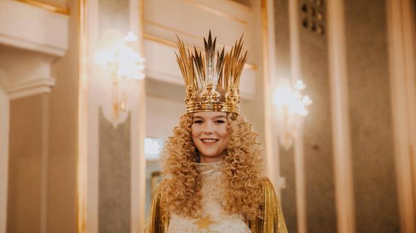 Nelli Lunkenheimer, das neue Nürnberger Christkind, zeigte sich am 16.11.2023 im Staatstheater in Nürnberg den Medienvertretern erstmals im Ornat. Eine Jury hatte die 17-jährige Schülerin am 30. Oktober 2023 für eine zweijährige Amtszeit 2023/24 zum Nürnberger Christkind gewählt.