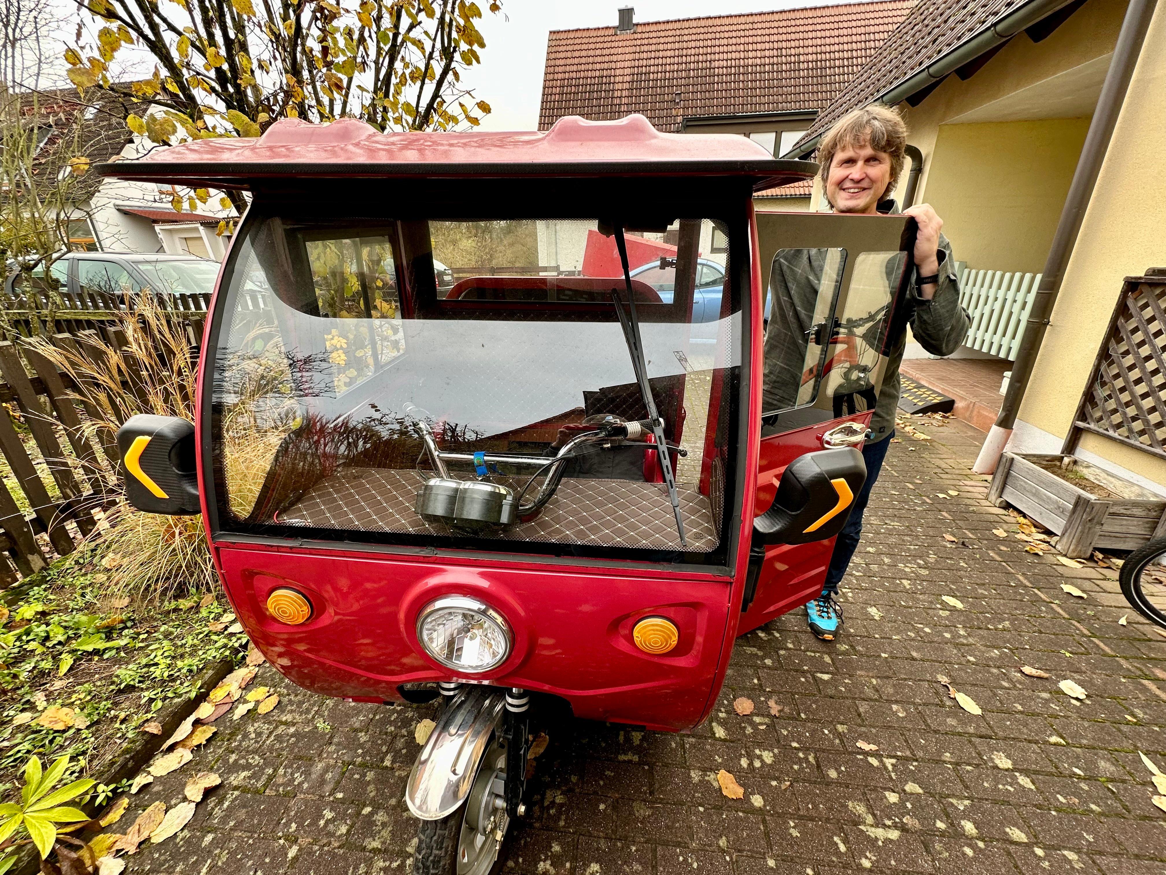 Carsharing-Pionier Manfred Reinhart, hier mit seinem "Elektrofrosch".  