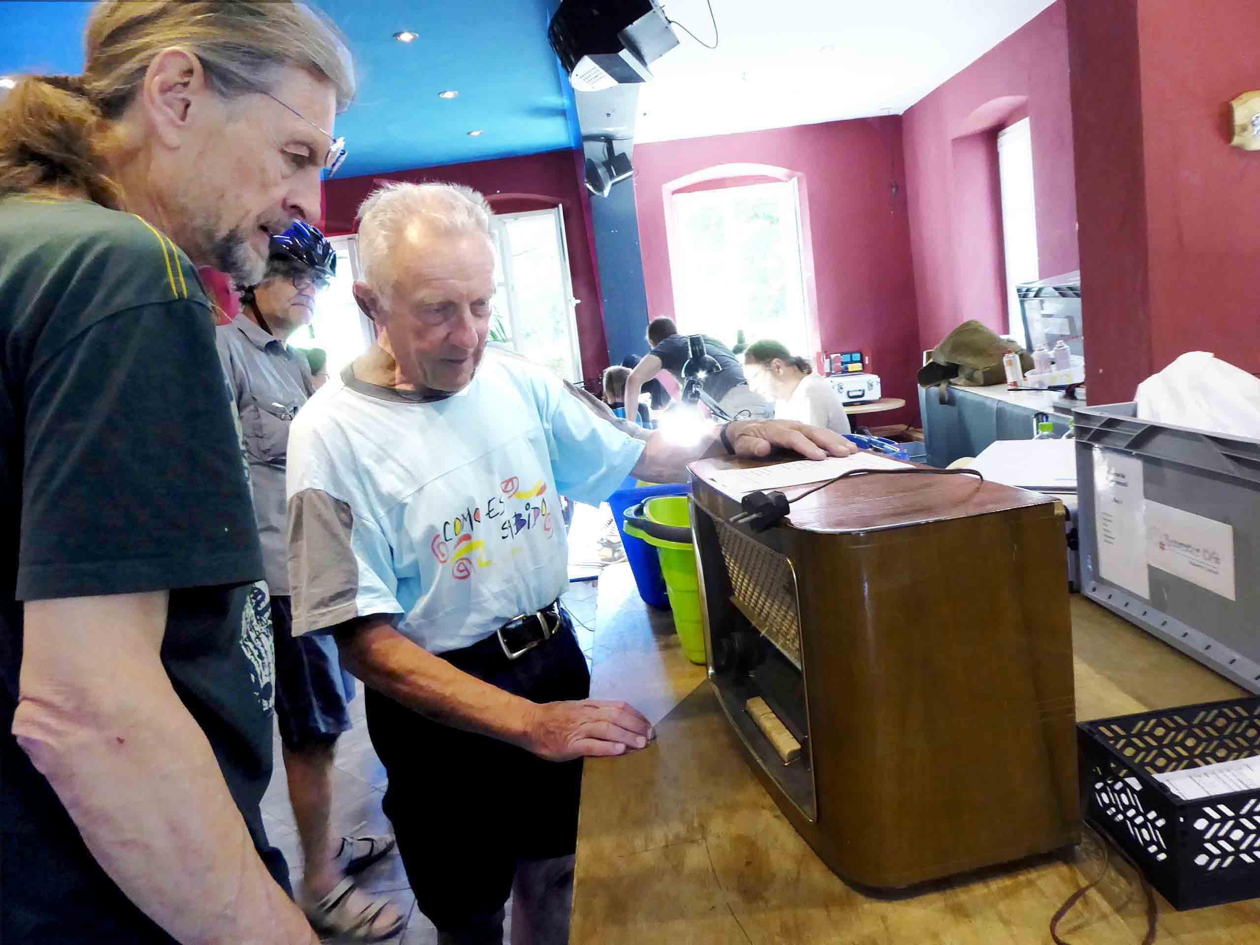 Versteht sich auch darauf, alte Rundfunkgeräte wieder "in Gang zu bringen“: Der Initiator und Projektkoordinator des beliebten Repaircafés: Heinz Gaksch (rechts). Versteht sich auch darauf, alte Rundfunkgeräte wieder "in Gang zu bringen“: Der Initiator und Projektkoordinator des beliebten Repaircafés: Heinz Gaksch (rechts).