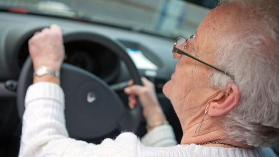 Brille und Kontaktlinsen: Diese Regeln sollten Autofahrer kennen