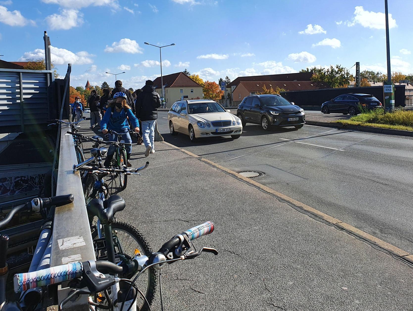 Bahnbrücke in der Würzburger Straße: Ist eine Umweltspur die Lösung?