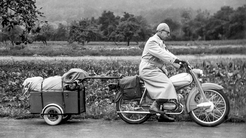 So waren Handelsvertreter noch Anfang der 1950er Jahre unterwegs - mit Motorrad-Anhängern aus Nürnberg.