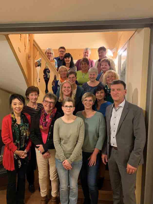 Die Geehrten und Gratulanten (von links oben nach rechts unten): Heidi Lechner, Norbert Schnepf (Heimleitung), Claudia Fleischmann, Günter Müller, Gerhard Amtmann, Marliese Rödel, Manuela May, Carmen Vogt, Michaela Huprich, Claudia Erdel, Martina Eder, Maria Kerschensteiner, Veronika Zehn, Marina Luckert-Knaub, Kumie Graf, Ulrike Pettkus, Daniela Kleinlein, Eva Kronester und Geschäftsführer Andreas Schilling. Die Geehrten und Gratulanten (von links oben nach rechts unten): Heidi Lechner, Norbert Schnepf (Heimleitung), Claudia Fleischmann, Günter Müller, Gerhard Amtmann, Marliese Rödel, Manuela May, Carmen Vogt, Michaela Huprich, Claudia Erdel, Martina Eder, Maria Kerschensteiner, Veronika Zehn, Marina Luckert-Knaub, Kumie Graf, Ulrike Pettkus, Daniela Kleinlein, Eva Kronester und Geschäftsführer Andreas Schilling.