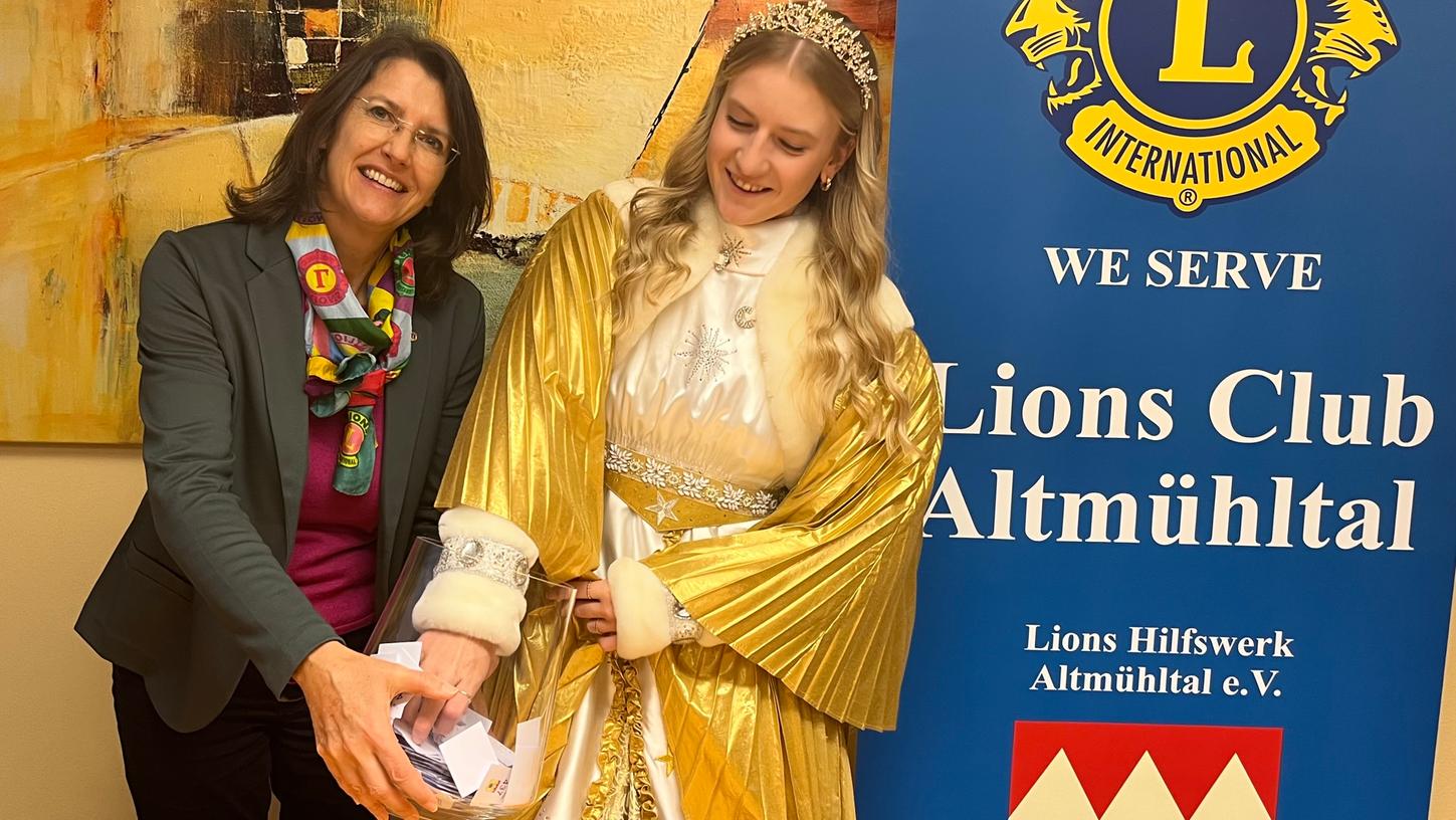 Christkind Jana Bösel zog die Gewinnnummern, unterstützt von Lions-Club Präsidentin Brigitte Güllich. Christkind Jana Bösel zog die Gewinnnummern, unterstützt von Lions-Club Präsidentin Brigitte Güllich.