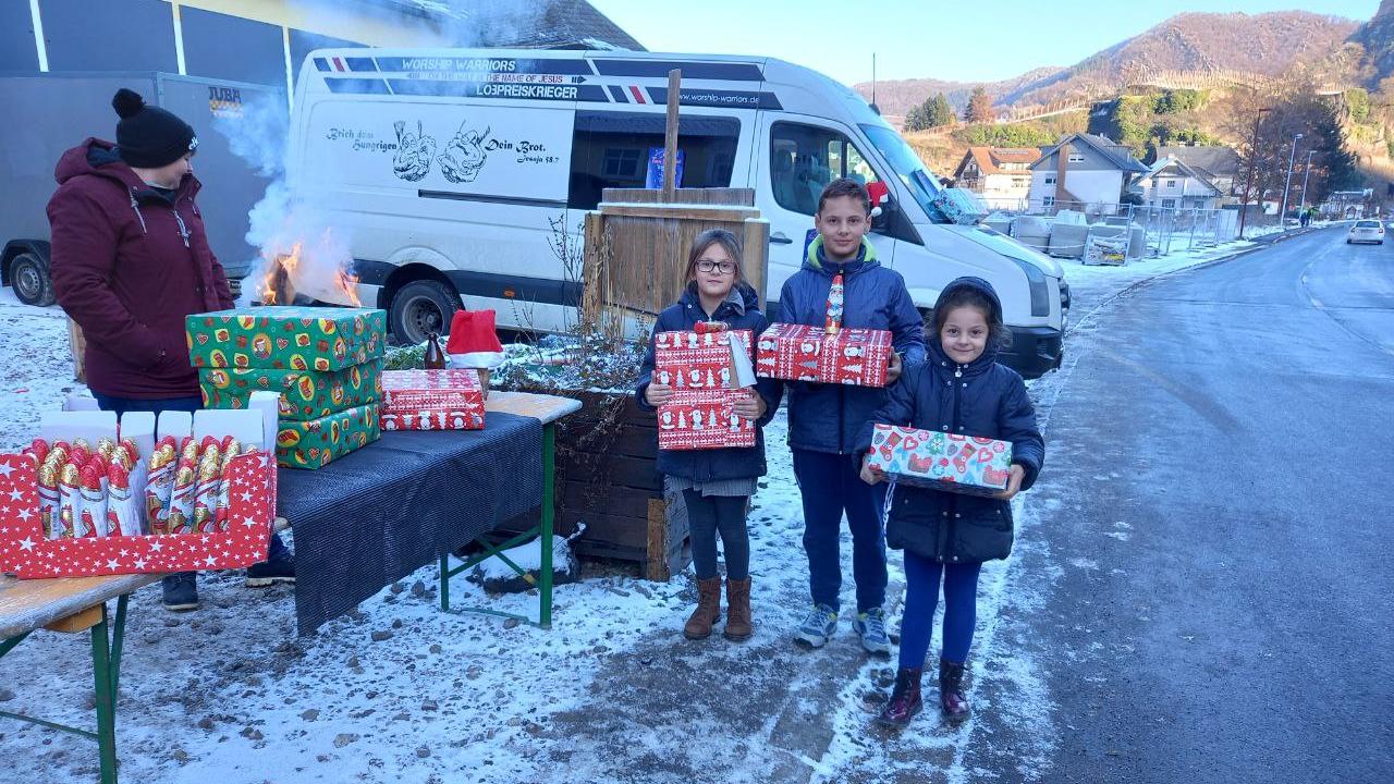 Die Hilfsorganisation Missionsverein Heiligenstadt brachte im vergangenen Jahr Weihnachtspäckchen ins betroffene Hochwassergebiet Laach bei Mayschoss im Ahrtal. Die Hilfsorganisation Missionsverein Heiligenstadt brachte im vergangenen Jahr Weihnachtspäckchen ins betroffene Hochwassergebiet Laach bei Mayschoss im Ahrtal.