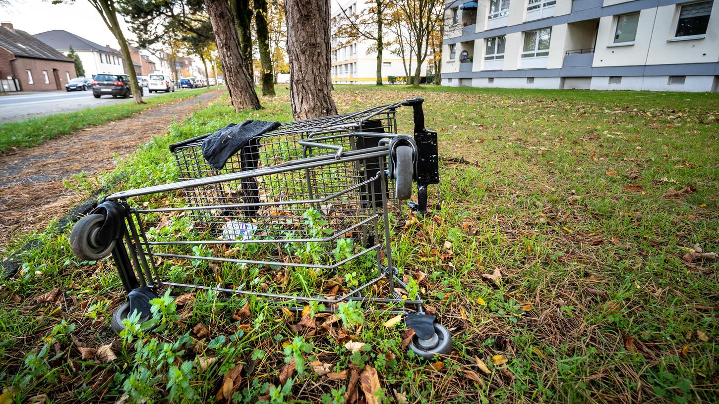Ein Einkaufswagen kann ein lebensgefährliches Wurfgeschoss werden, wenn es aus einem Hochhaus geflogen kommt. (Symbolbild) Ein Einkaufswagen kann ein lebensgefährliches Wurfgeschoss werden, wenn es aus einem Hochhaus geflogen kommt. (Symbolbild)