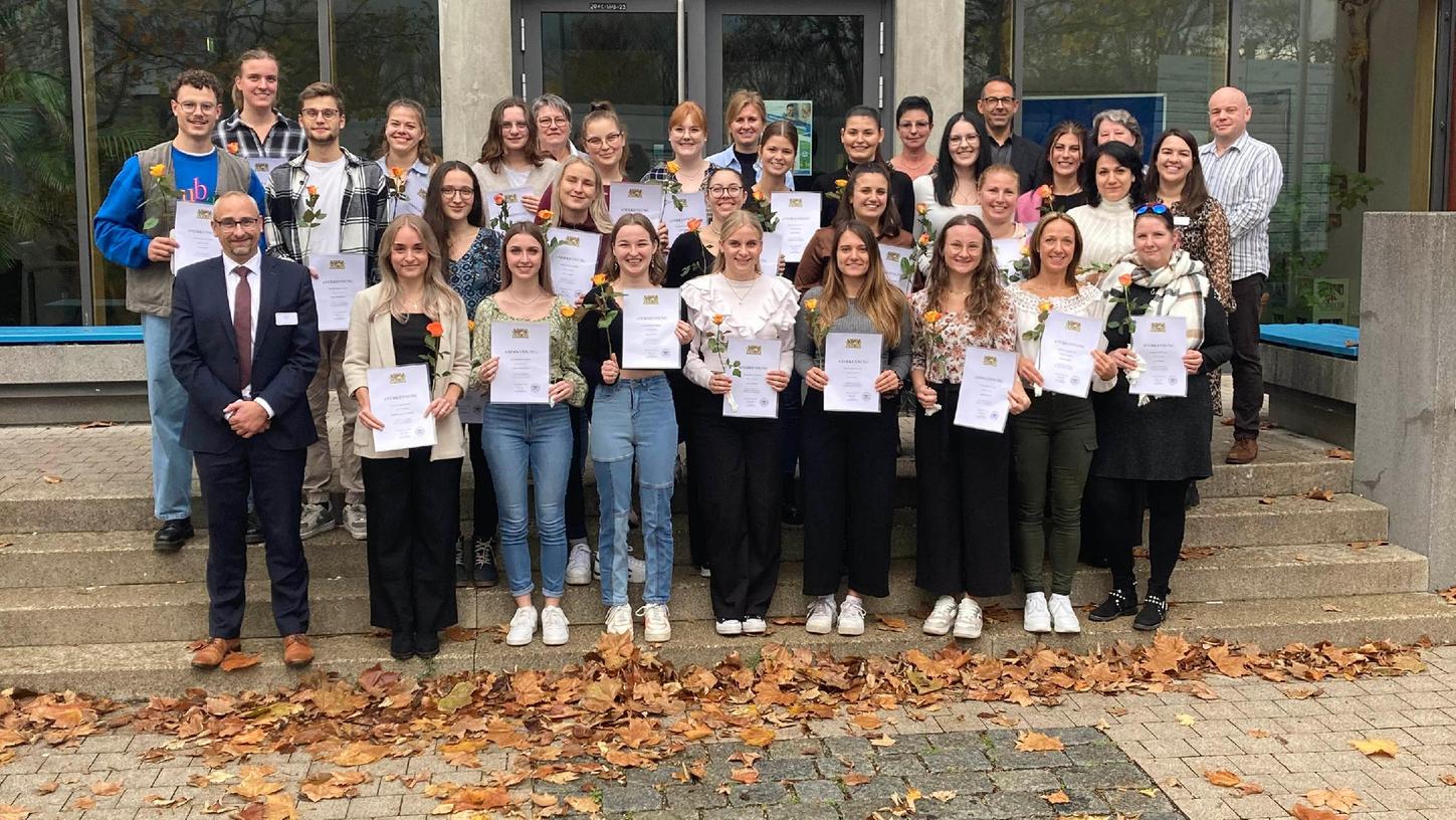 Diese Pflegefachkräfte wurden mit dem Staatspreis ausgezeichnet. Diese Pflegefachkräfte wurden mit dem Staatspreis ausgezeichnet.