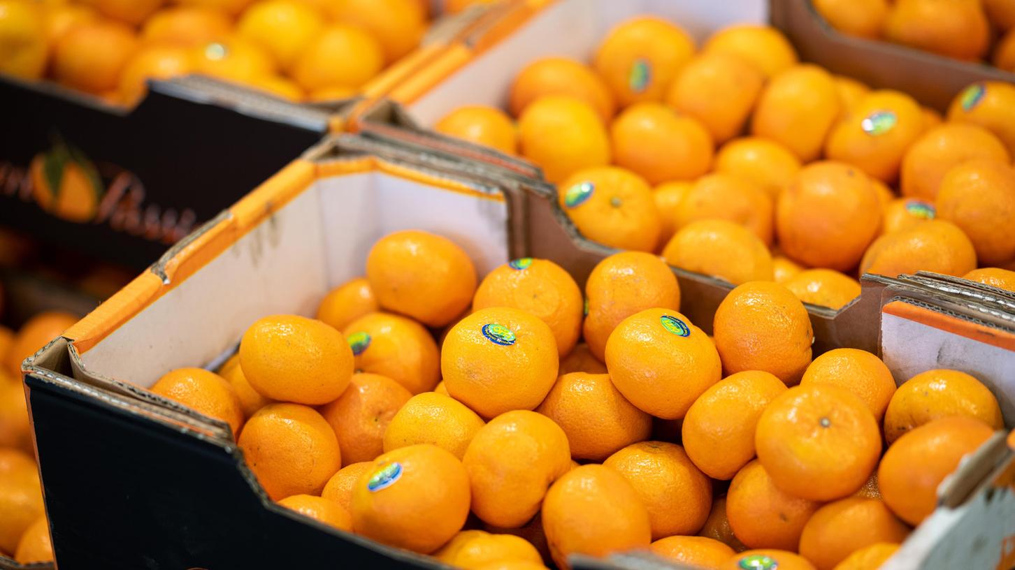 Clementinen (im Bild) sind etwas kleiner als Mandarinen und schmecken süßlich bis mild-säuerlich.