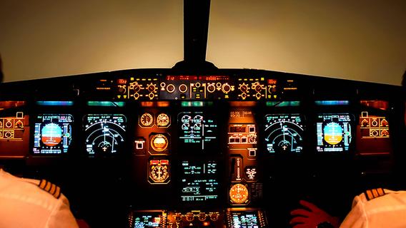 Schlafmangel im Cockpit: Fränkischer Pilot offenbart, wie Nachtflüge wirklich laufen