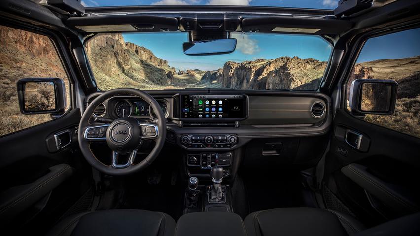 Zum neuen Modelljahr 2024 bekommt der Wrangler einen größeren Bildschirm und Verkehrszeichenerkennung. Zum neuen Modelljahr 2024 bekommt der Wrangler einen größeren Bildschirm und Verkehrszeichenerkennung.