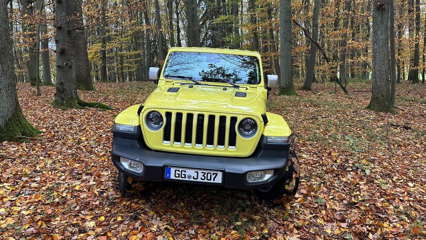 Der Wrangler besitzt das klassische Jeep-Gesicht mit runden Scheinwerfern und Siebenschlitz-Kühlergrill. Der Wrangler besitzt das klassische Jeep-Gesicht mit runden Scheinwerfern und Siebenschlitz-Kühlergrill.