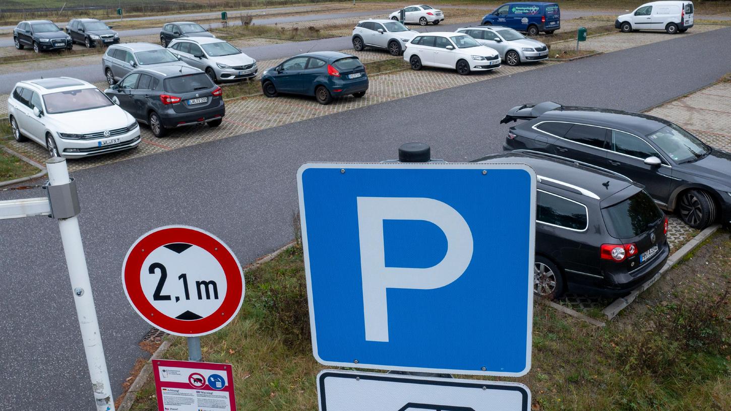Wer auf der Autobahn unterwegs ist und Rast auf einem Parkplatz macht, sollte momentan besonders vorsichtig sein: Fälle von Trickdiebstahl mehren sich (Symbolbild). Wer auf der Autobahn unterwegs ist und Rast auf einem Parkplatz macht, sollte momentan besonders vorsichtig sein: Fälle von Trickdiebstahl mehren sich (Symbolbild).