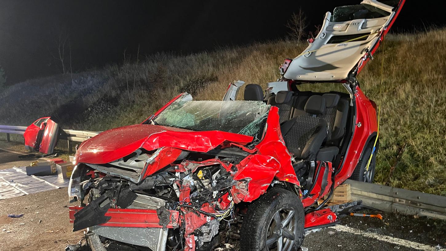 Die Feuerwehr musste die Fahrerin des roten Kleinwagens aus dem Fahrzeug befreien. Die Feuerwehr musste die Fahrerin des roten Kleinwagens aus dem Fahrzeug befreien.