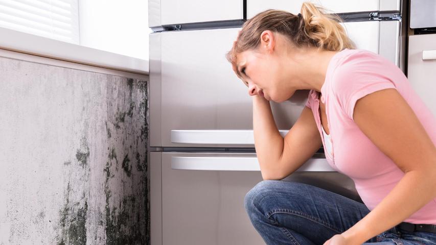 Schimmel im Schlafzimmer entfernen: So funktioniert es Schimmel im Schlafzimmer entfernen: So funktioniert es