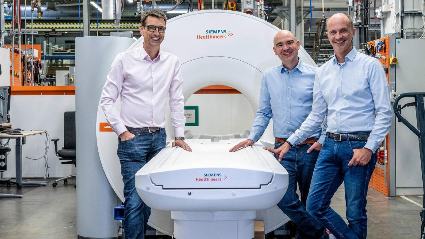 Das Siegerteam mit seiner Entwicklung:  Prof. Michael Uder, David Grodzki und Stephan Biber (v. l.) haben viel Zeit investiert, um die neuartige Niedrigfeld-MRT-Plattform in die  klinische Anwendung zu bringen und damit Patienten weltweit zu  helfen.