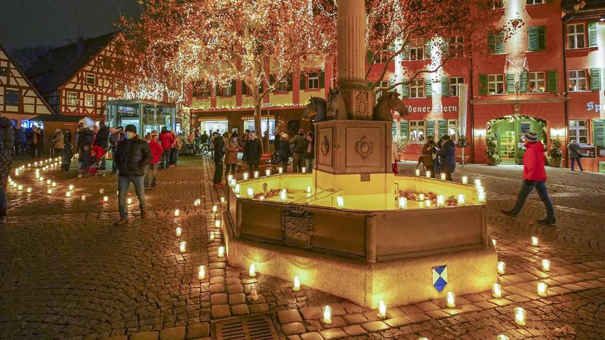 "Schwabach glänzt": 2500 brennende Kerzen erhellen am Freitag den Königsplatz
