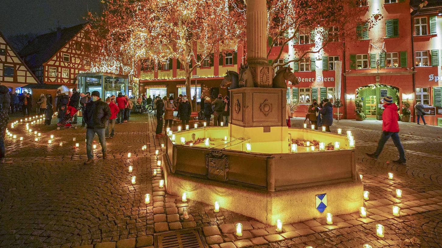 Schwabachs Innenstadt ganz im Kerzenlicht erhellt: Mit "Schwabach glänzt" beginnt die Adventszeit in der Goldschlägerstadt. Schwabachs Innenstadt ganz im Kerzenlicht erhellt: Mit "Schwabach glänzt" beginnt die Adventszeit in der Goldschlägerstadt.