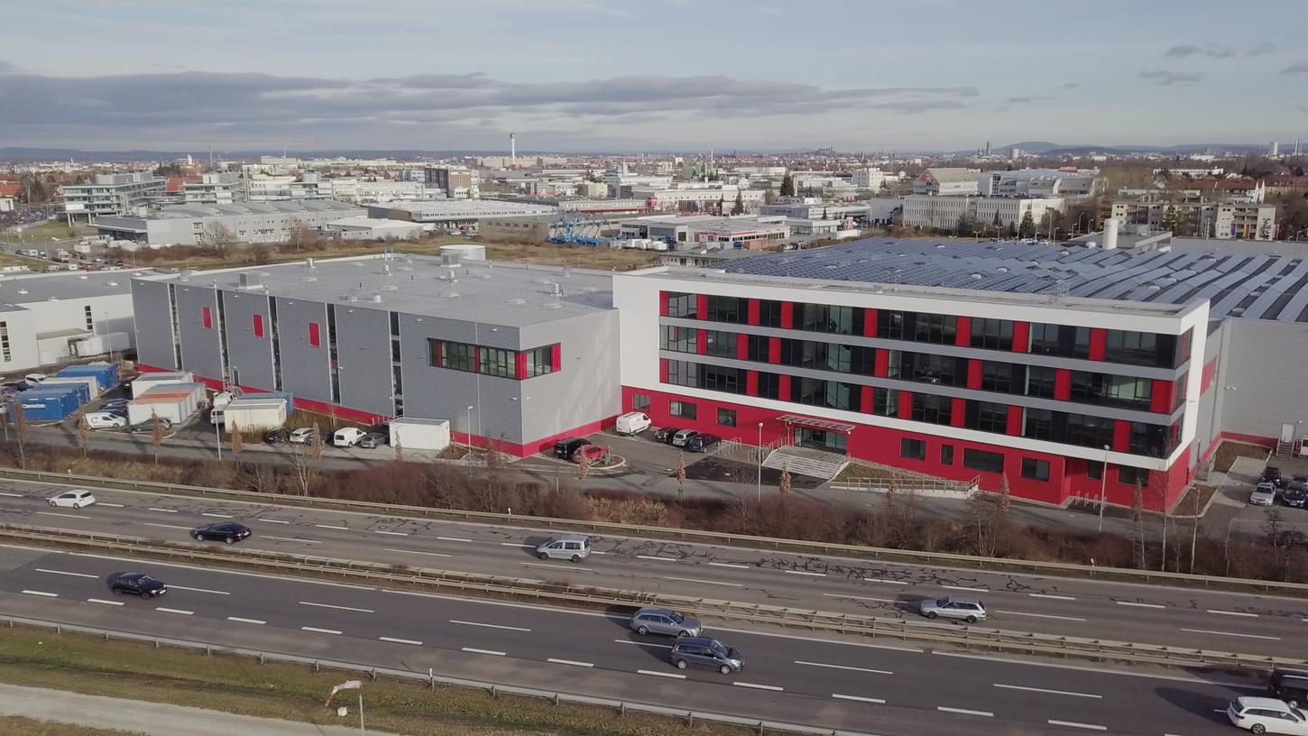 Schon 2016 hat Semikron viel Geld in ein neues Büro- und Produktionsgebäude gesteckt, das an der Südwesttangente in Nürnberg liegt. Seit 2020 wird dort unter Reinraum-Bedingungen produziert. Jetzt hat der Hersteller von Leistungselektronik weitere große Investitionen angekündigt.