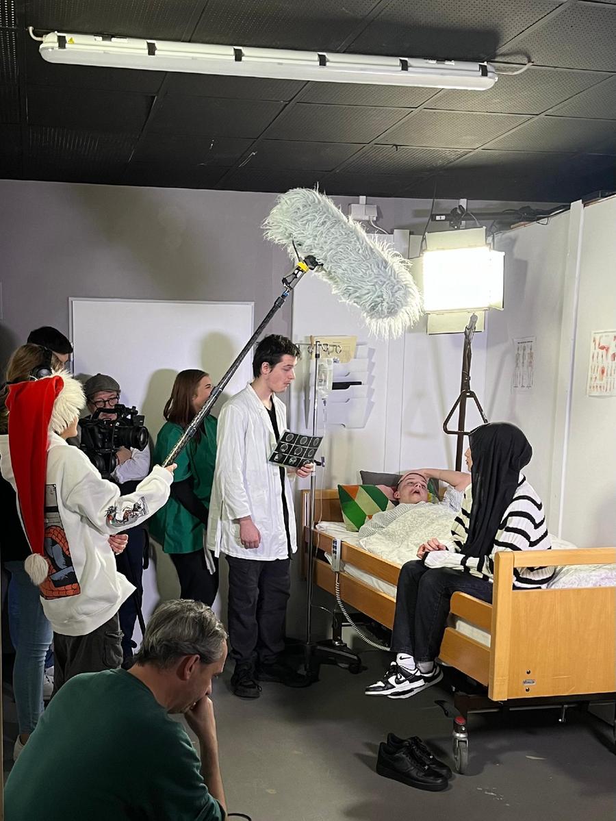 Filmen in professionellem Ambiente: die Klasse 8b während der Dreharbeiten. Filmen in professionellem Ambiente: die Klasse 8b während der Dreharbeiten.