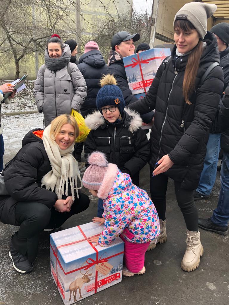 Die Freude war groß als Lorand Szüszner und die „Weihnachtstrucker“ der Johanniter im Januar in der Republik Moldau die Spendenpäckchen verteilten.