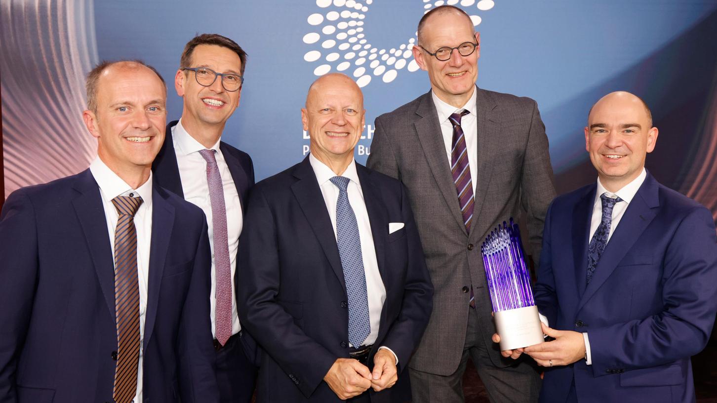 Das Siegerfoto zeigt die drei Preisträger Dr. Stephan Biber (v.li.), Prof. Dr. Michael Uder und Dr. David Grodzki (re.). Mit ihnen freuen sich Ralf Thomas (Bildmitte), Finanzvorstand der Siemens AG, und Bernd Montag, CEO der Siemens Healthineers AG.