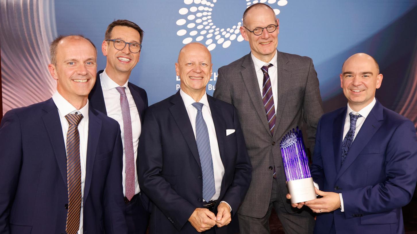 Das Siegerfoto zeigt die drei Preisträger Dr. Stephan Biber (v.li.), Prof. Dr. Michael Uder und Dr. David Grodzki (re.). Mit ihnen freuen sich Ralf Thomas (Bildmitte), Finanzvorstand der Siemens AG, und Bernd Montag, CEO der Siemens Healthineers AG. Das Siegerfoto zeigt die drei Preisträger Dr. Stephan Biber (v.li.), Prof. Dr. Michael Uder und Dr. David Grodzki (re.). Mit ihnen freuen sich Ralf Thomas (Bildmitte), Finanzvorstand der Siemens AG, und Bernd Montag, CEO der Siemens Healthineers AG.