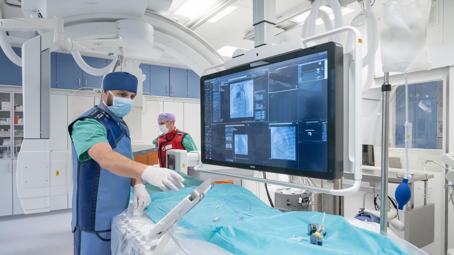 Facharzt Thomas Raupach demonstriert einen Kathetereingriff mit dem neuen System der Kinderkardiologischen Abteilung des Uniklinikums Erlangen.