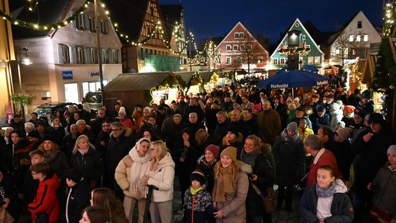 Christkindlesmarkt in Roth ist eröffnet: Bei Glühwein und Bratwurst dem Advent entgegenfiebern