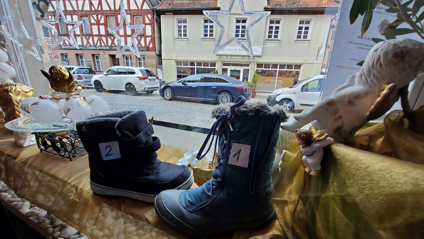 Was steht denn da im Schaufenster? Bei einer besonderen Weihnachtsaktion locken Schwabacher Einzelhändler in der Adventszeit Kinder mit ihren Eltern in die Innenstadt - auf der Suche nach dem zweiten Stiefel. Was steht denn da im Schaufenster? Bei einer besonderen Weihnachtsaktion locken Schwabacher Einzelhändler in der Adventszeit Kinder mit ihren Eltern in die Innenstadt - auf der Suche nach dem zweiten Stiefel.