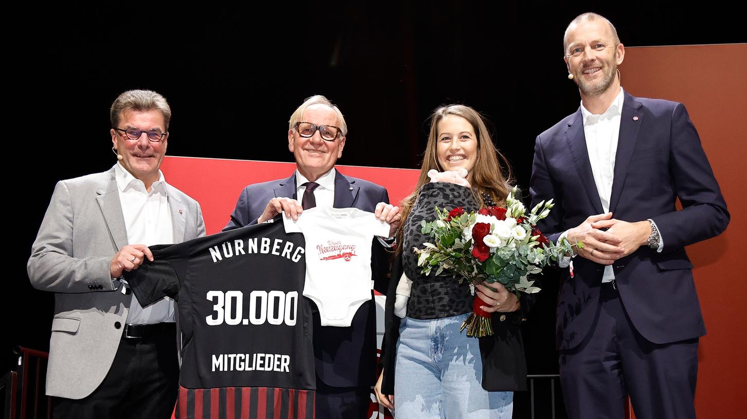 Das 30.000. Mitglied des 1. FC Nürnberg: Jana Strauch (Zweite von rechts) auf der Bühne der Frankenhalle. Das 30.000. Mitglied des 1. FC Nürnberg: Jana Strauch (Zweite von rechts) auf der Bühne der Frankenhalle.