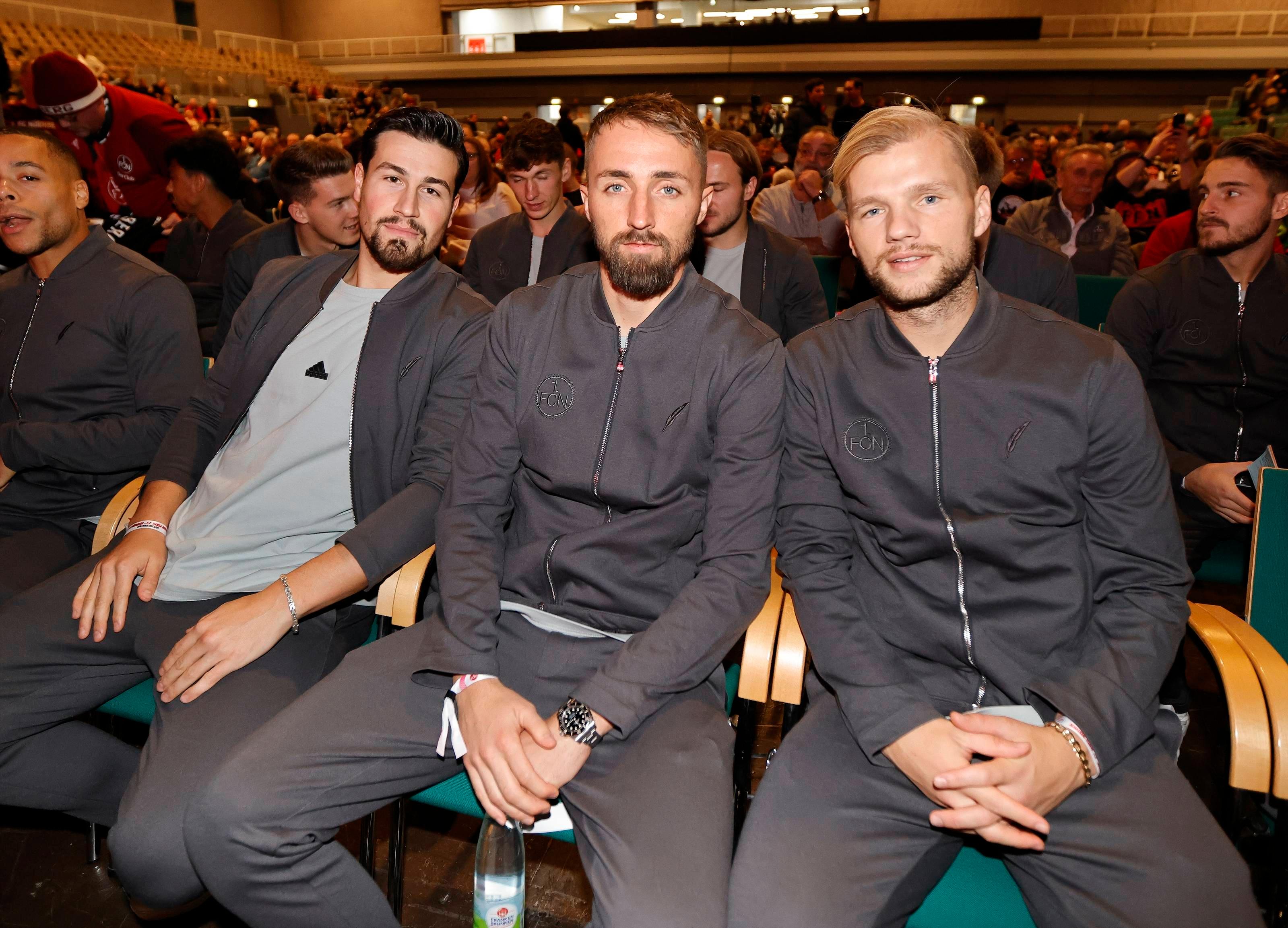 Mit dabei, zumindest für die ersten Stunden: Die Profis der Club-Mannschaften. Hier zu sehen sind (von links nach rechts) Jan Gyamerah, Ahmet Gürleyen, Florian Hübner und Johannes Geis.