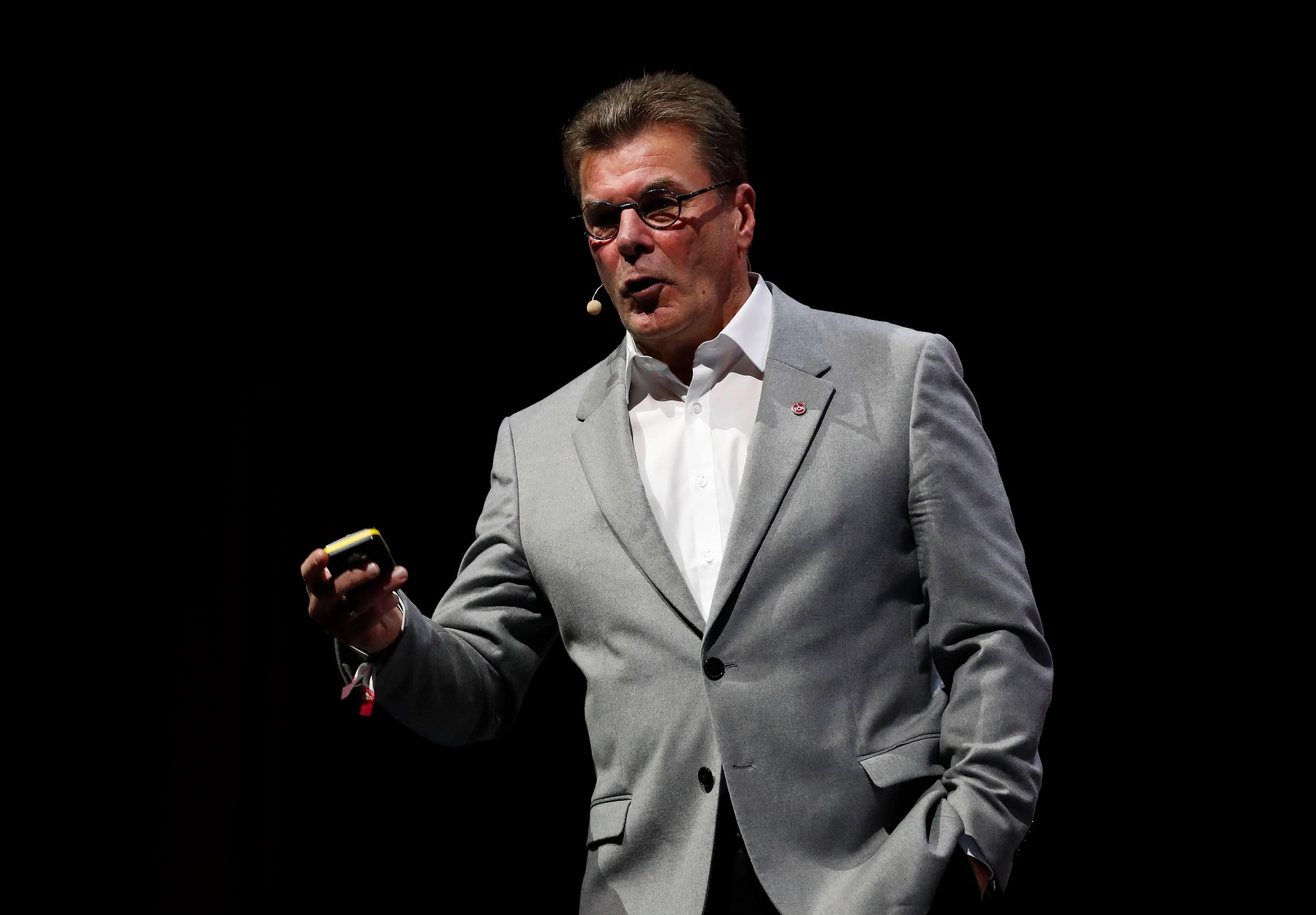 Über die Mannschaften der Club-Frauen und -Männer hatte Dieter Hecking nur Gutes zu berichten. Über die Ultras weniger:  "Da platzt mir die Hutschnur", polterte er über ein Transparent der Anhänger.