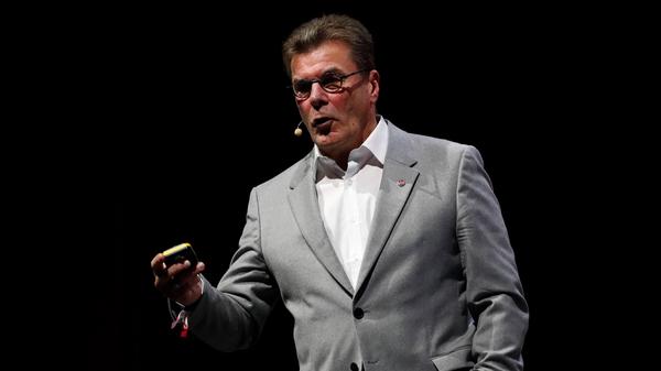 Über die Mannschaften der Club-Frauen und -Männer hatte Dieter Hecking nur Gutes zu berichten. Über die Ultras weniger: "Da platzt mir die Hutschnur", polterte er über ein Transparent der Anhänger.