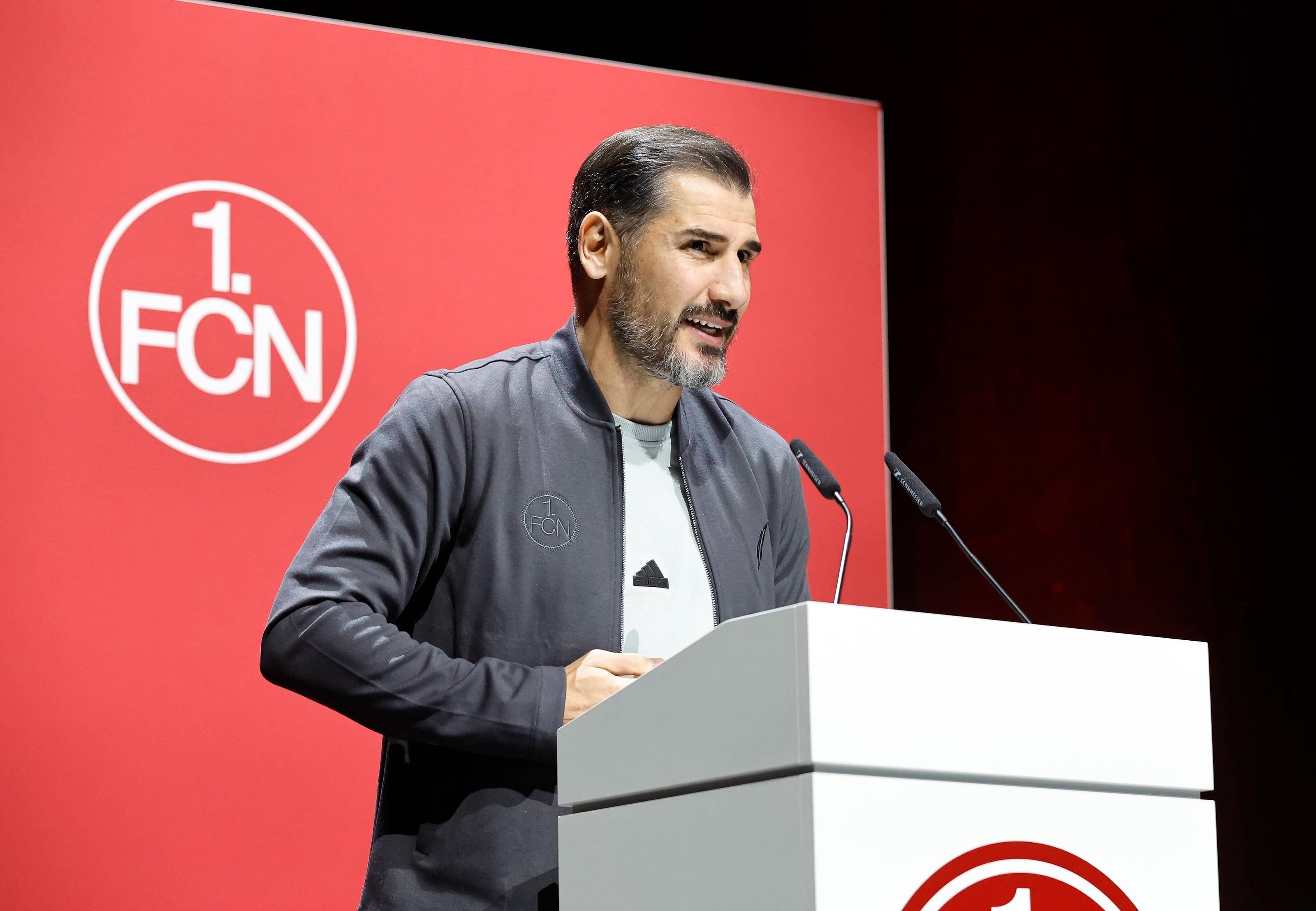 Nürnbergs aktueller Erfolgstrainer Christian Fiél wurde spontan von einem Mitglied zu einer Rede aufgefordert und nutzte die Zeit für einen Appell: "Kommt, unterstützt die Jungs. Sie verdienen es."