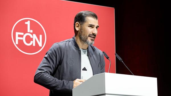 Nürnbergs aktueller Erfolgstrainer Christian Fiél wurde spontan von einem Mitglied zu einer Rede aufgefordert und nutzte die Zeit für einen Appell: "Kommt, unterstützt die Jungs. Sie verdienen es."