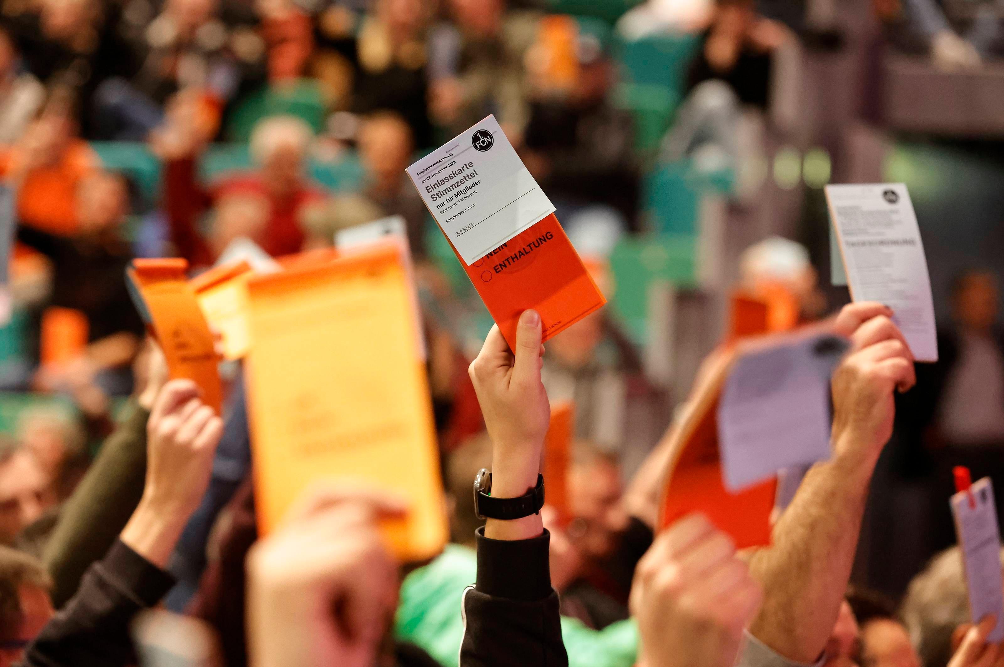 Abgestimmt wird per Handzeichen. Die Auszählung erfolgt einzeln, selbst wenn das Ergebnis augenscheinlich eindeutig ist.