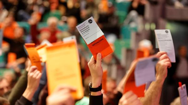 Abgestimmt wird per Handzeichen. Die Auszählung erfolgt einzeln, selbst wenn das Ergebnis augenscheinlich eindeutig ist.