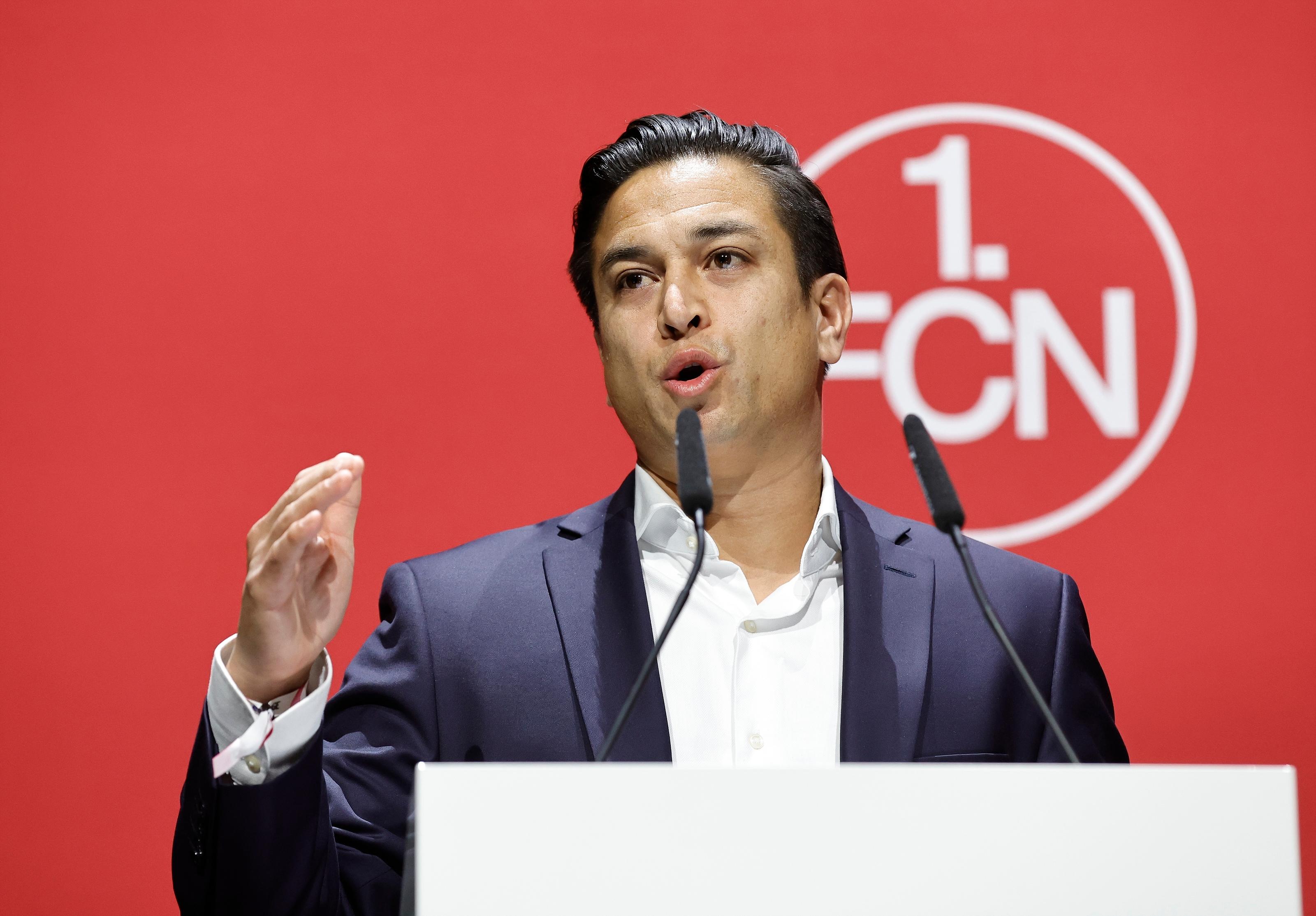 Anschließend sprach der als Mitglied des Pokal-Sieger-Kaders für immer im Herzen der Club-Fans verankerte Chhunly Pagenburg.