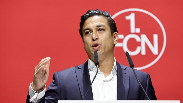 Anschließend sprach der als Mitglied des Pokal-Sieger-Kaders für immer im Herzen der Club-Fans verankerte Chhunly Pagenburg.