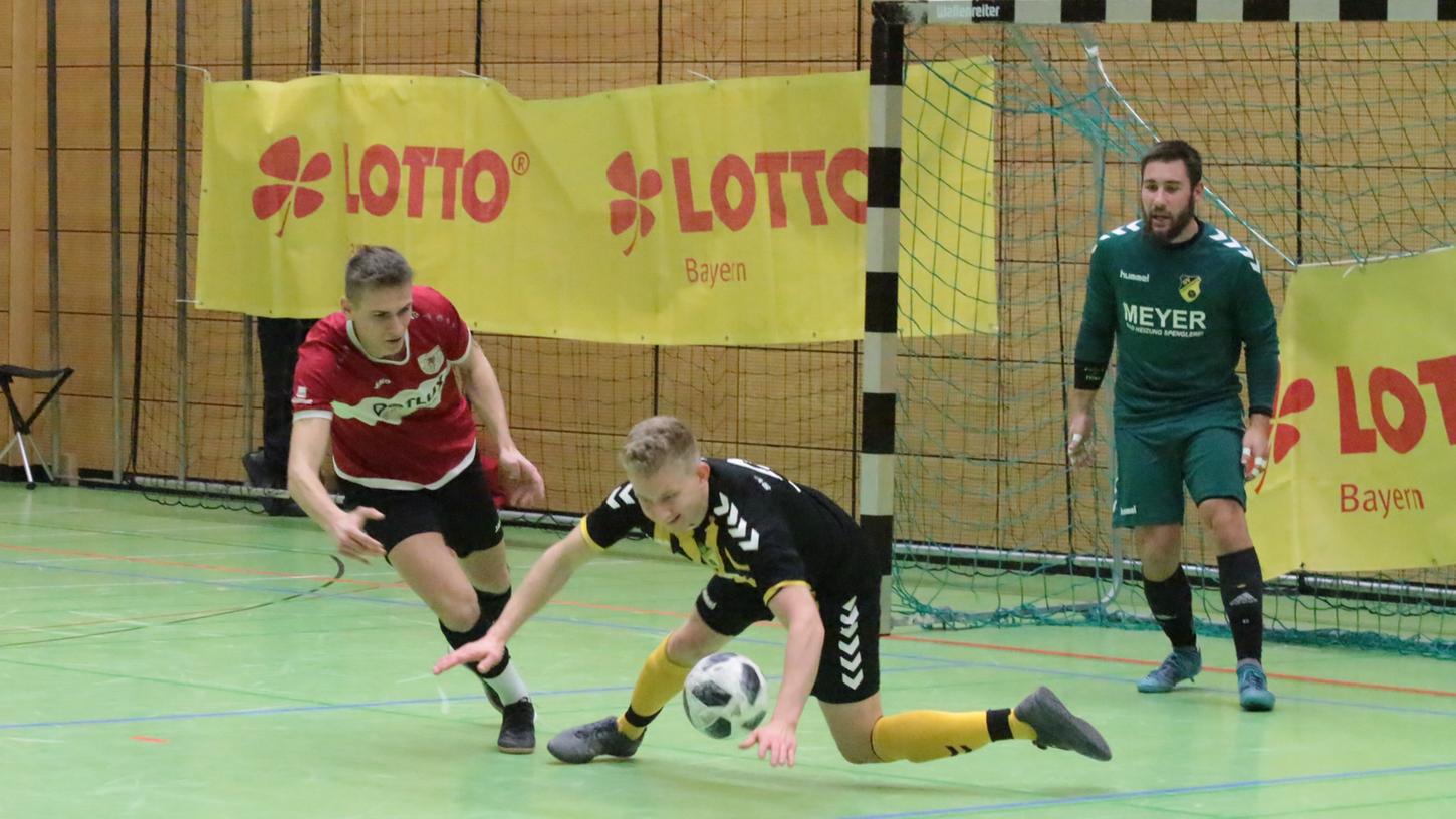 Der TSV 1860 Weißenburg (links Daniel Hofrichter) stand vergangene Saison in der Kreisendrunde in Wendelstein und wurde Dritter. In diesem Winter sind die TSVler Gastgeber für das finale Turnier im Kreis Neumarkt/Jura, und zwar am Sonntag, 14. Januar. Der TSV 1860 Weißenburg (links Daniel Hofrichter) stand vergangene Saison in der Kreisendrunde in Wendelstein und wurde Dritter. In diesem Winter sind die TSVler Gastgeber für das finale Turnier im Kreis Neumarkt/Jura, und zwar am Sonntag, 14. Januar.