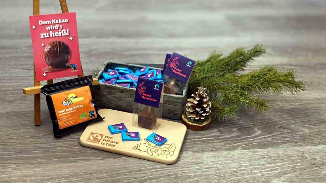 Bei der "fairen Adventsrallye" lohnt es sich genau auf die Informationsschilder in den Schaufenstern der Neustädter Geschäfte zu schauen. Foto: Stadtmarketing Bei der "fairen Adventsrallye" lohnt es sich genau auf die Informationsschilder in den Schaufenstern der Neustädter Geschäfte zu schauen. Foto: Stadtmarketing