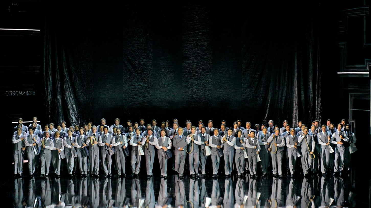 Stehen hier bald 54 Leute weniger auf der Bühne? Laut Plänen der Bayreuther Festspiele soll beim Festspielchor 40 Prozent der Stellen abgebaut werden. Szene aus dem "Fliegenden Holländer" der Bayreuther Festspiele im Jahr 2018. 
