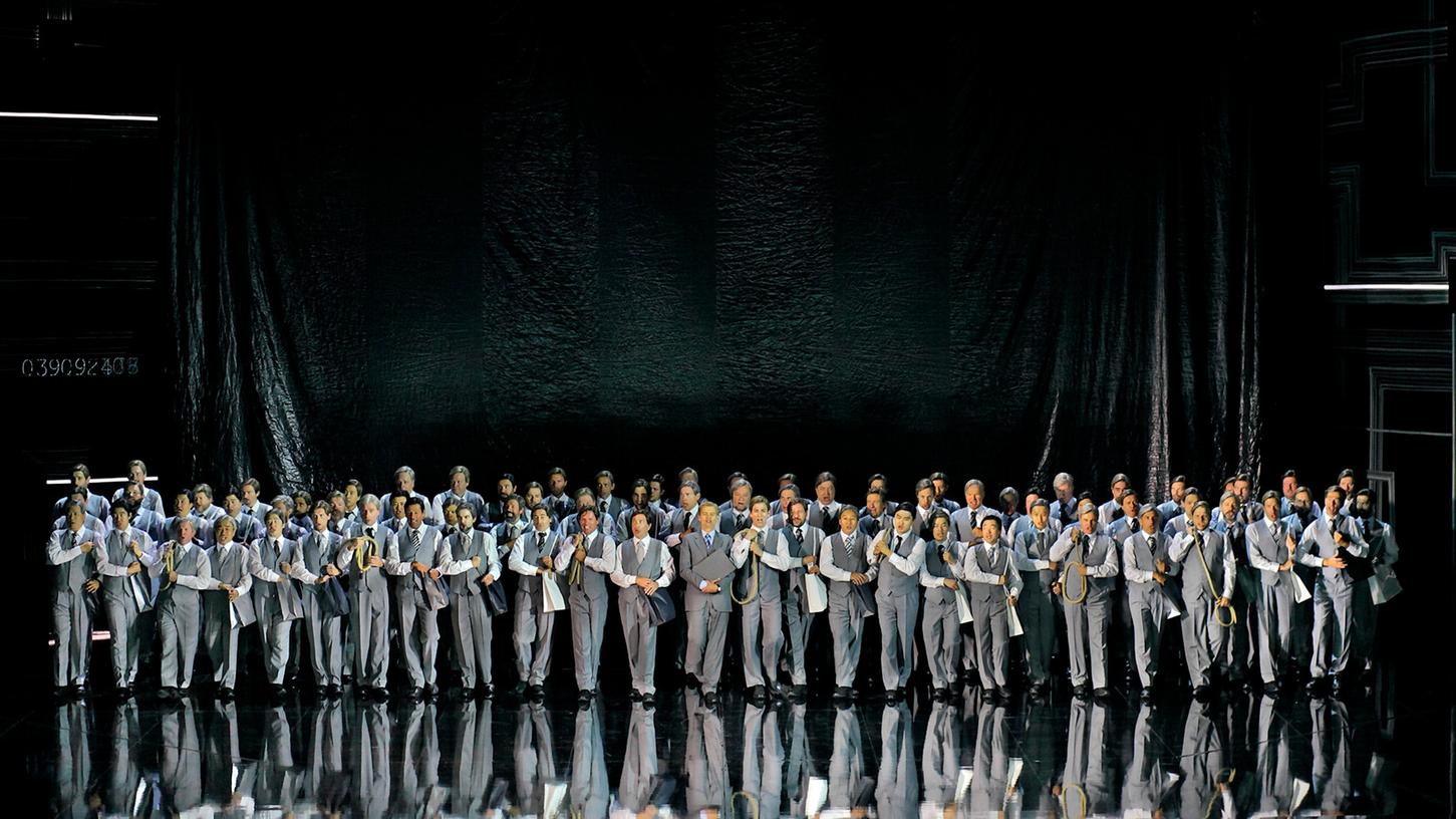 Stehen hier bald 54 Leute weniger auf der Bühne? Laut Plänen der Bayreuther Festspiele soll beim Festspielchor 40 Prozent der Stellen abgebaut werden. Szene aus dem "Fliegenden Holländer" der Bayreuther Festspiele im Jahr 2018. Stehen hier bald 54 Leute weniger auf der Bühne? Laut Plänen der Bayreuther Festspiele soll beim Festspielchor 40 Prozent der Stellen abgebaut werden. Szene aus dem "Fliegenden Holländer" der Bayreuther Festspiele im Jahr 2018.